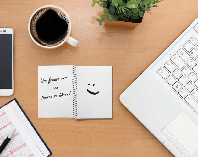 home-office-ga81622267_1920_bearbeitet Home Office mit Labtop, Kaffe, Kalender, Handy und einer Notiz: Wir freuen uns von Ihnen zu hören!